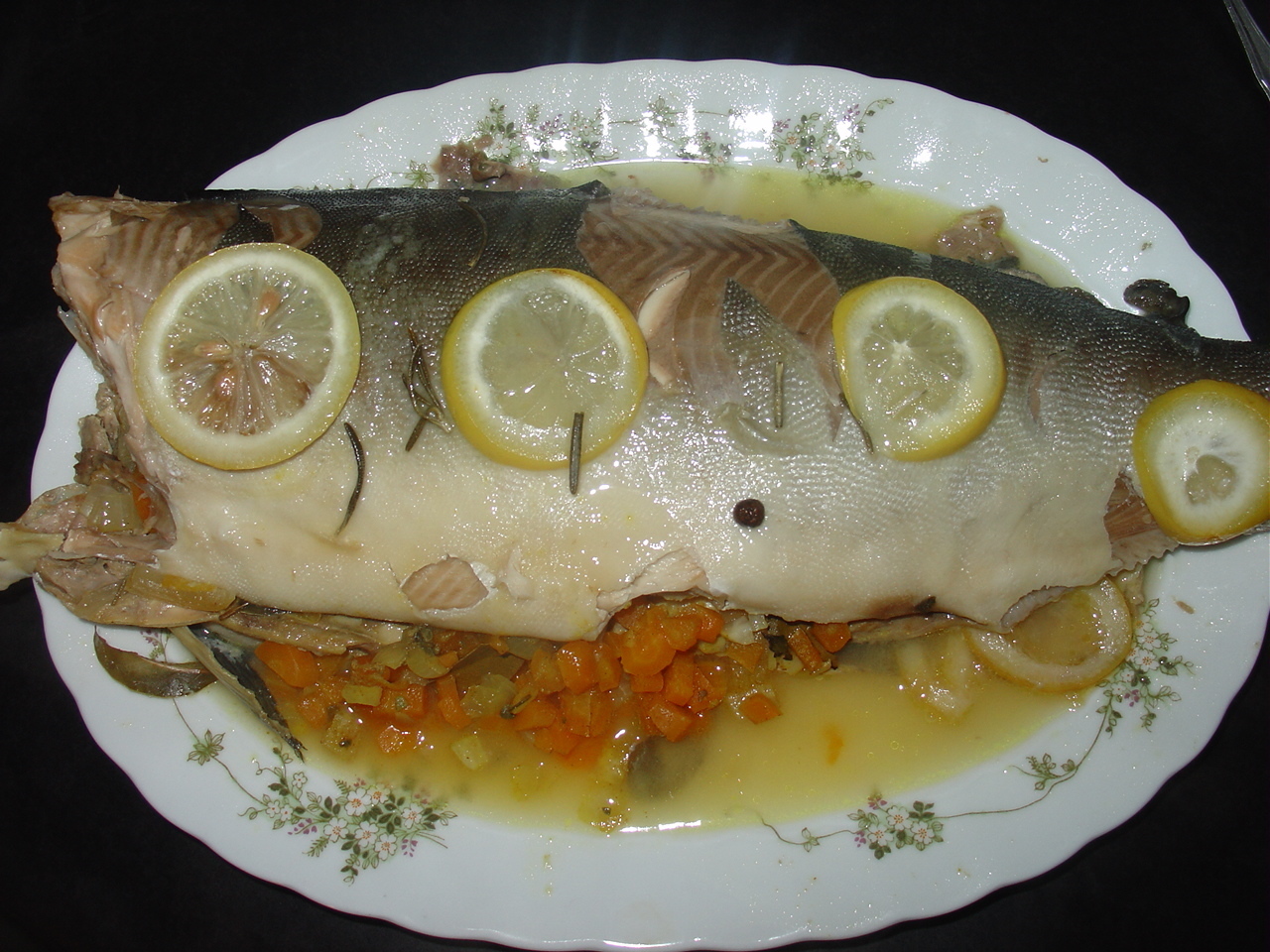 Фото к рецепту: Рыба, запеченная с овoщами и лимоном