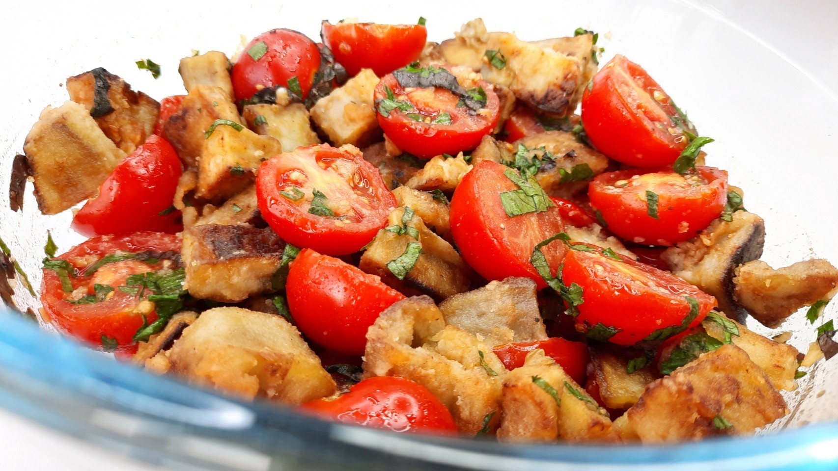 Фото к рецепту: Салат из баклажанов с помидорами с вкусной заправкой