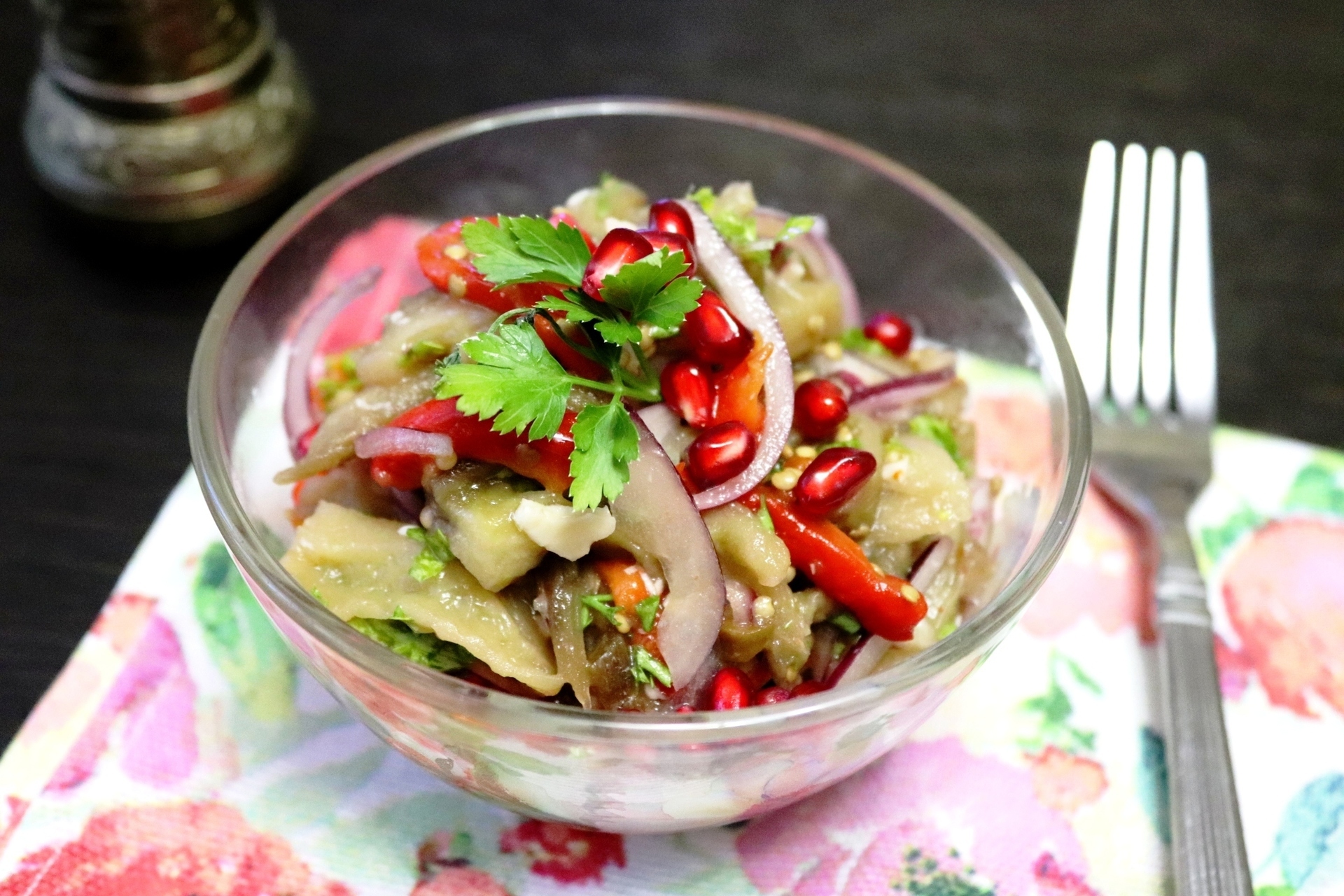 Фото к рецепту: Салат из запечённых баклажанов с грецкими орехами #постныйстол