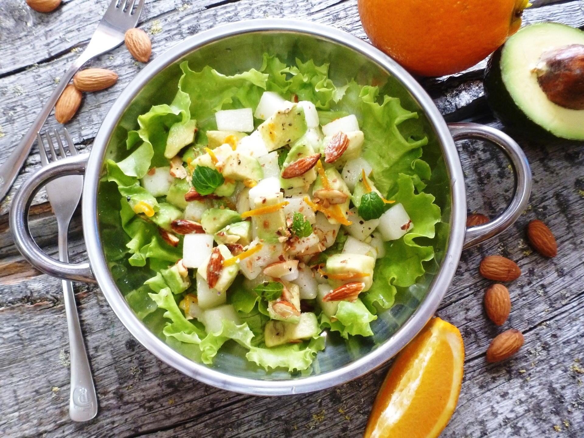 Фото к рецепту: Салат из дыни и авокадо с миндалем #блюдосизюминкой
