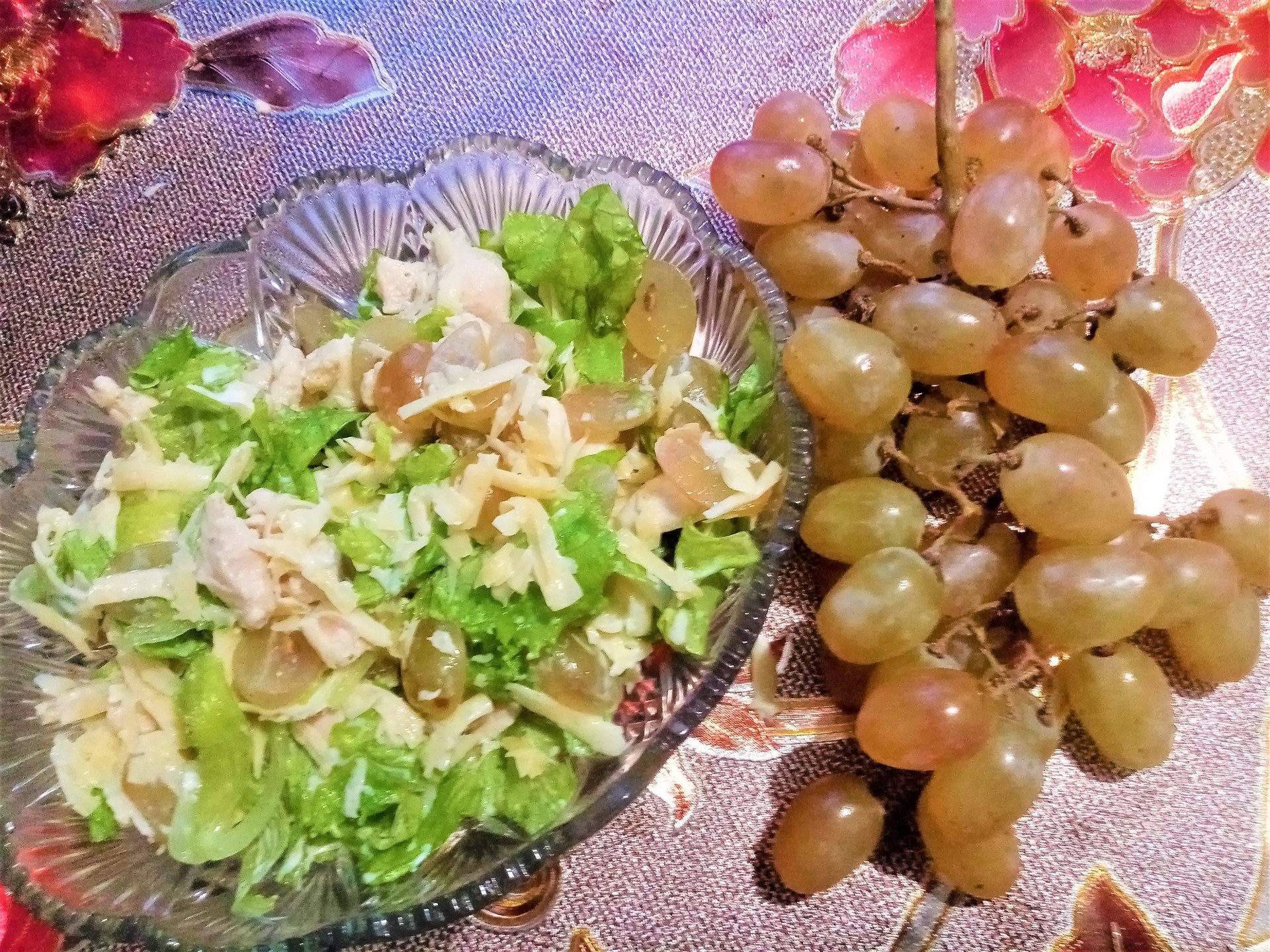 Фото к рецепту: Салат из курицы с виноградом