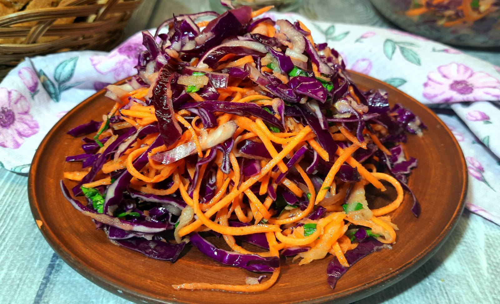 Фото к рецепту: Витаминный салат из синей капусты
