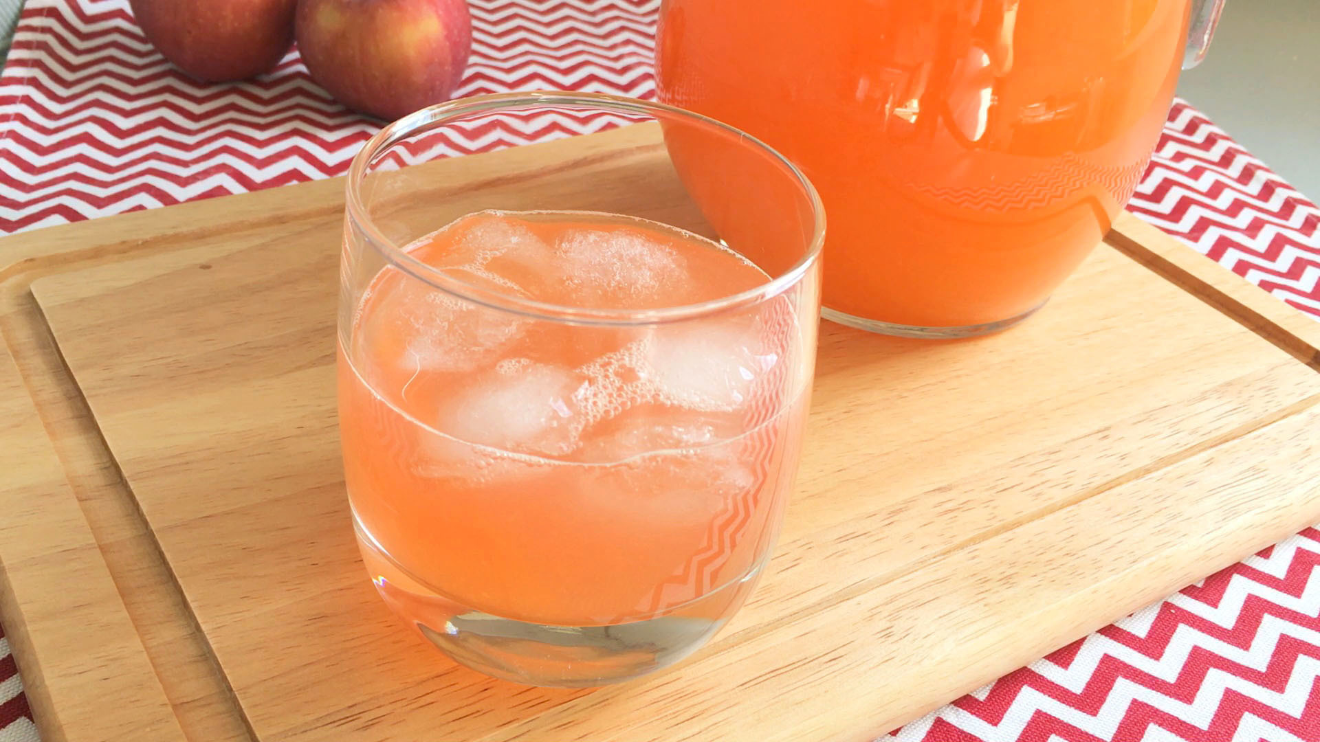 Фото к рецепту: Домашний персиковый лимонад
