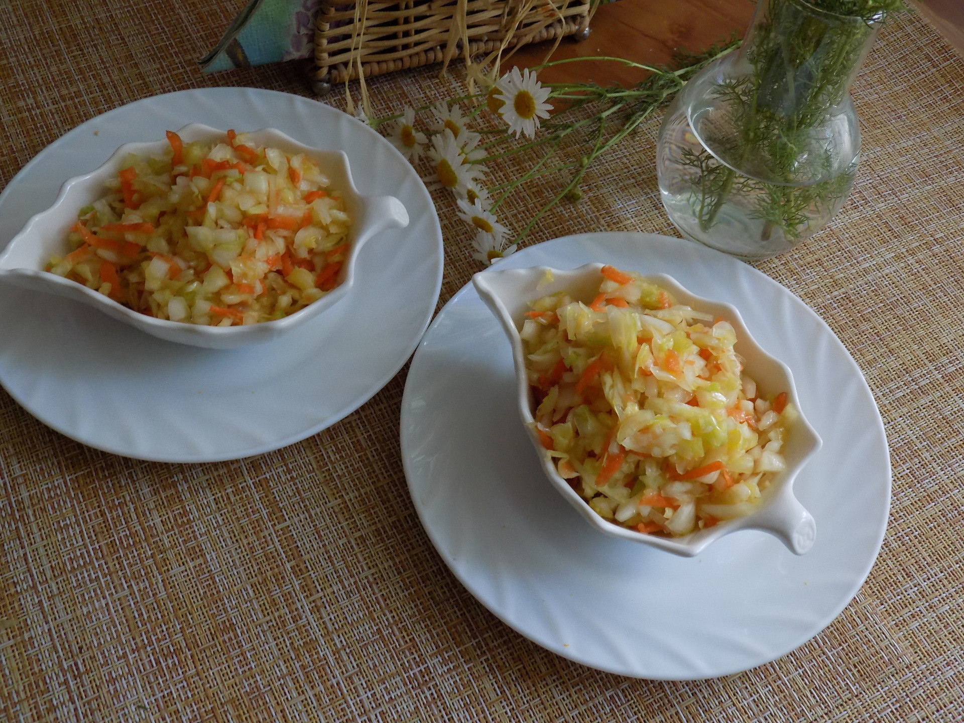 Фото к рецепту: Капустный салат из советской столовой