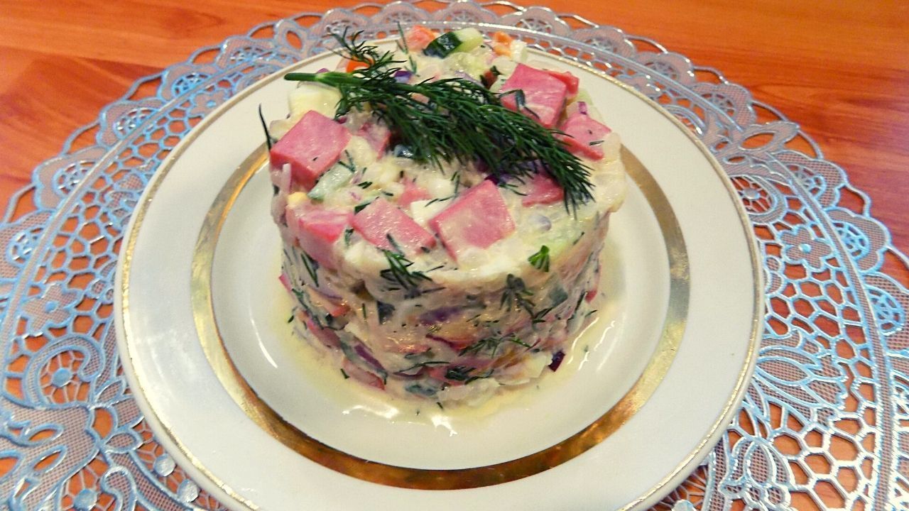 Фото к рецепту: Салат с рисом яйцами и колбасой