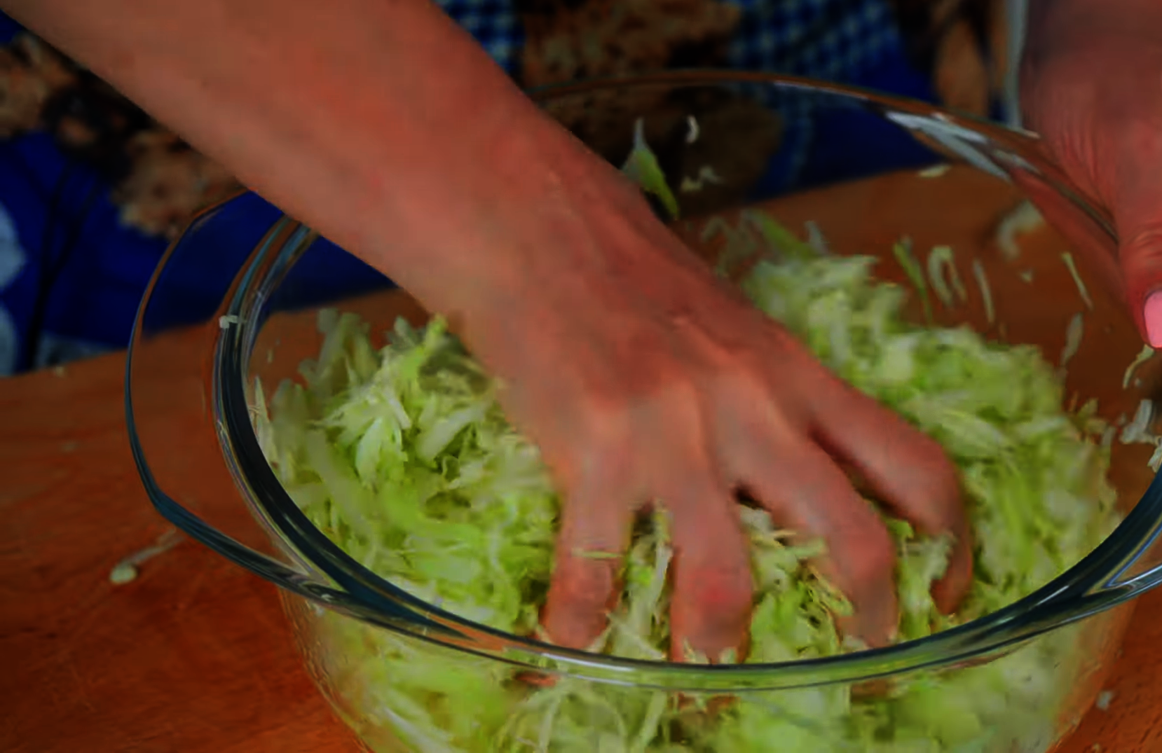 Быстрый салат из свежей капусты с сыром и ветчиной: шаг 2