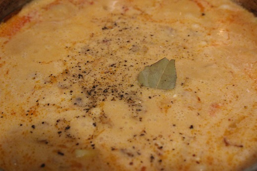 Фрикадельки с гречневой кашей, запеченные под сметанно-томатным соусом: шаг 7