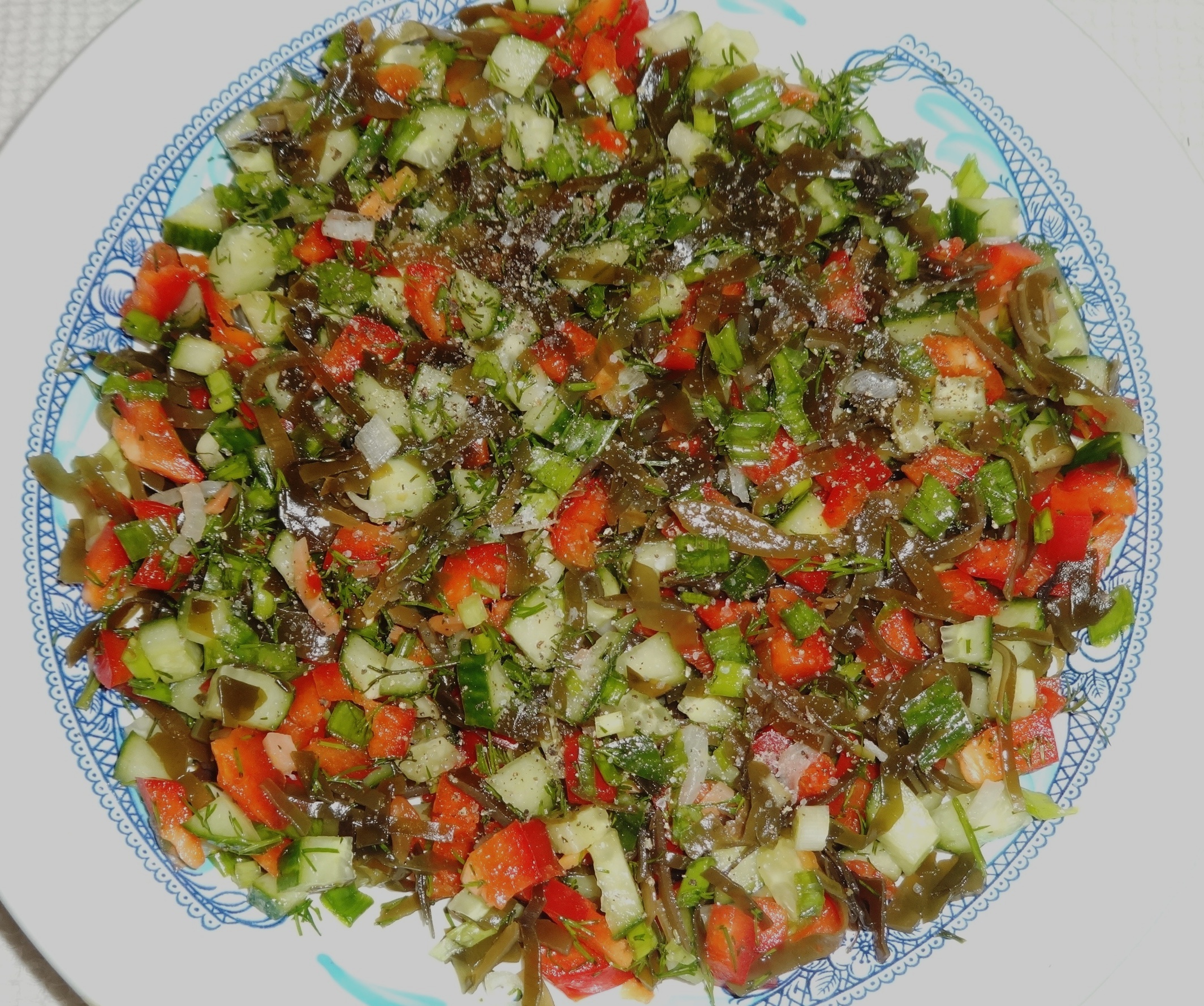 Салат с овощами, тунцом и морской капустой: шаг 10