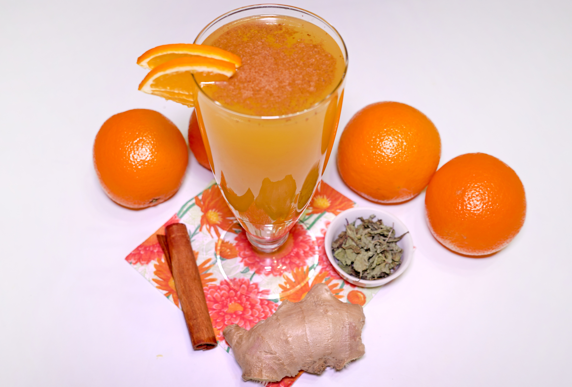 Фото к рецепту: Вкусный и полезный имбирный напиток с апельсинами - для иммунитета
