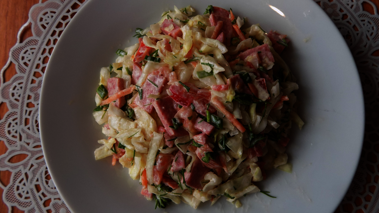 Фото к рецепту: Быстрый салат из свежей капусты с помидорами и полукопченой колбасой