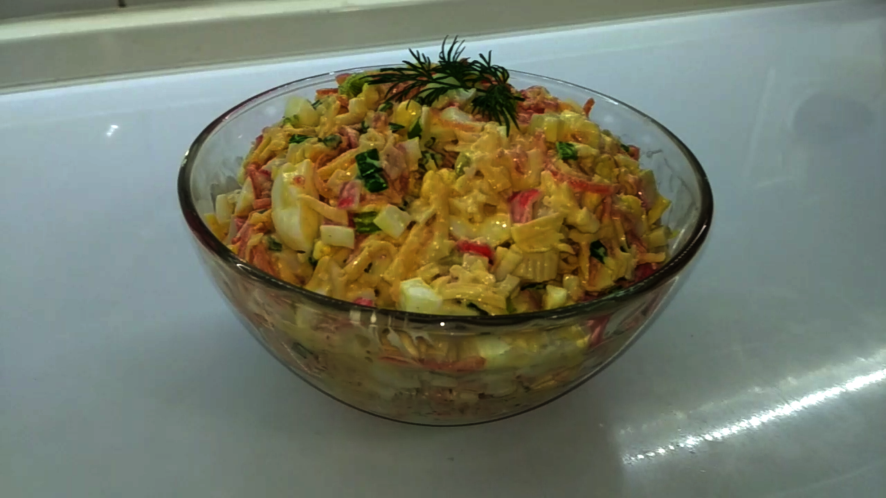 Фото к рецепту: Салат из крабовых палочек и корейской морковки