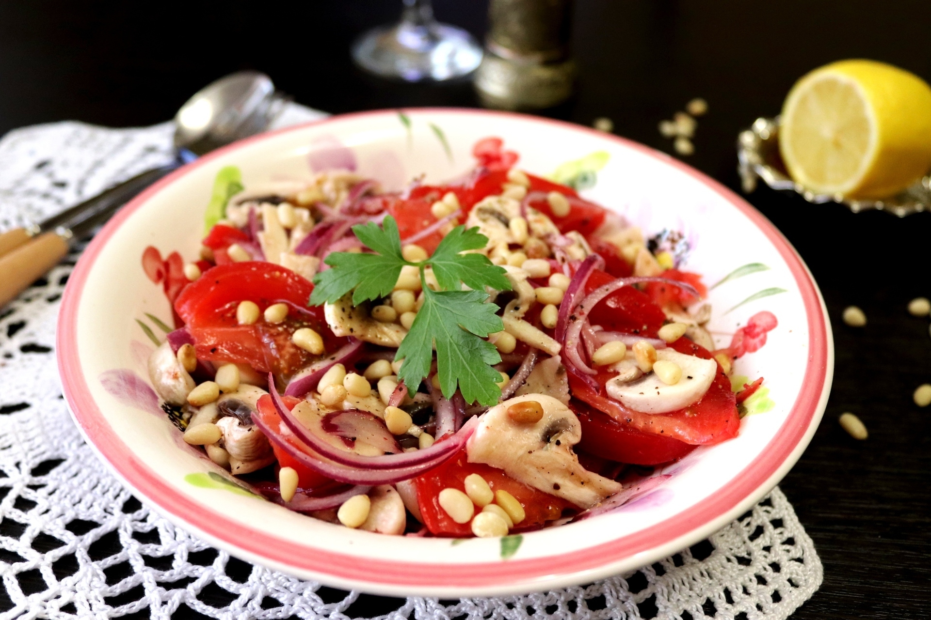 Фото к рецепту: Салат со свежими шампиньонами, помидорами и кедровыми орешками #блюдосизюминкой