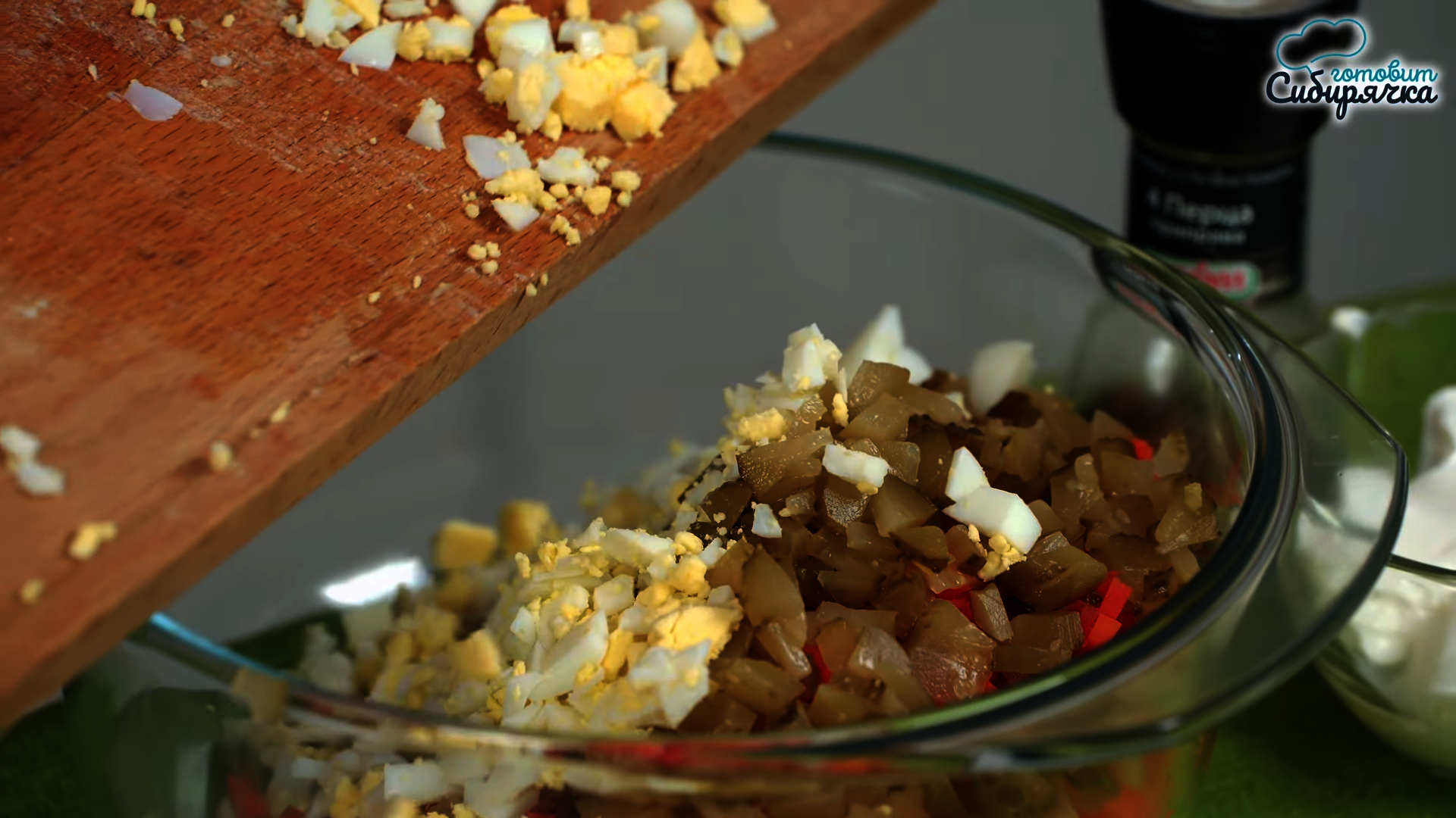 Салат «оливье» с говядиной и овощами в сметанно-майонезном соусе: шаг 3