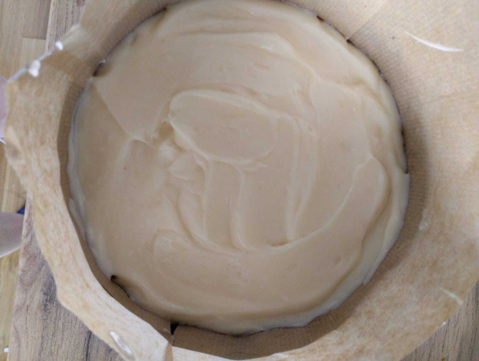 Бисквитный пирог с заварным кремом и ягодами: шаг 8