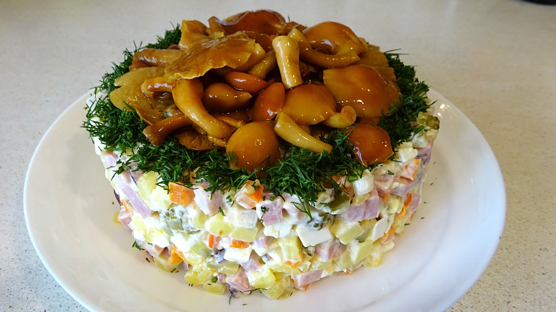 Фото к рецепту: Праздничный салат с ветчиной и оливье