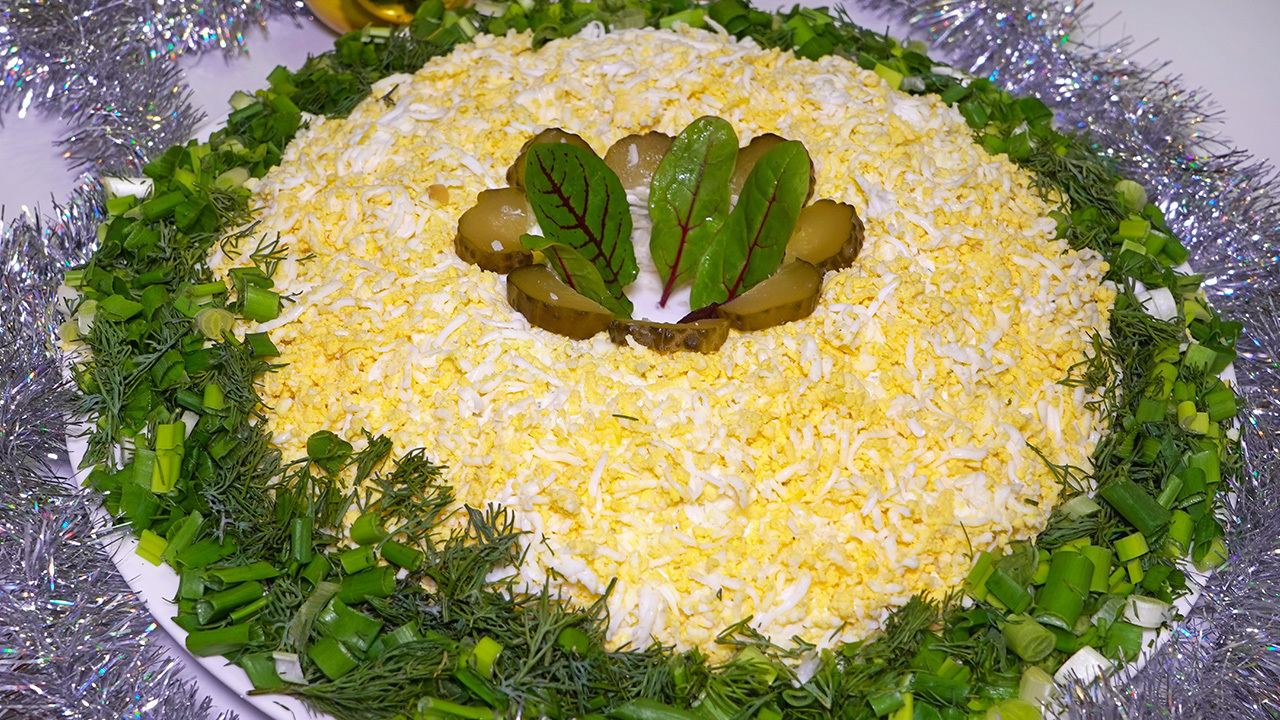 Фото к рецепту: Салат праздничный с языком и солеными огурцами