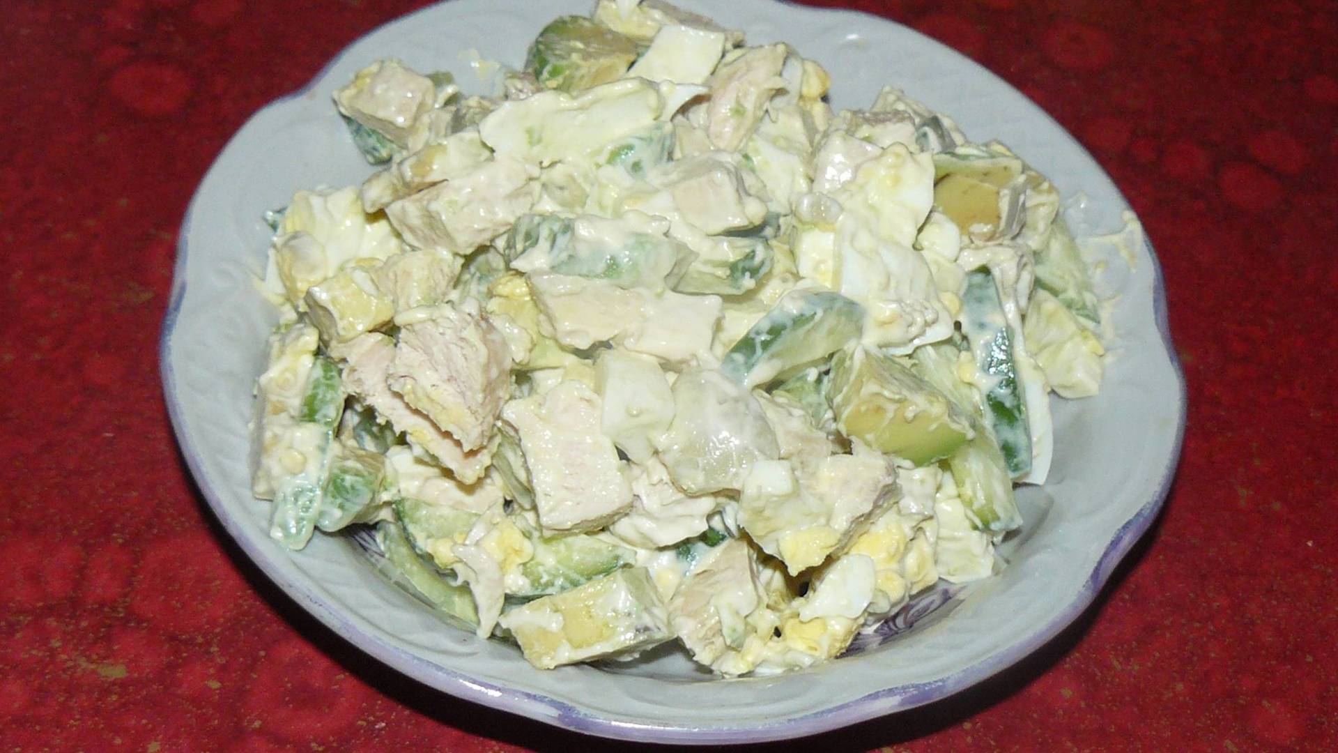 Фото к рецепту: Салат с авокадо, яйцом и курицей