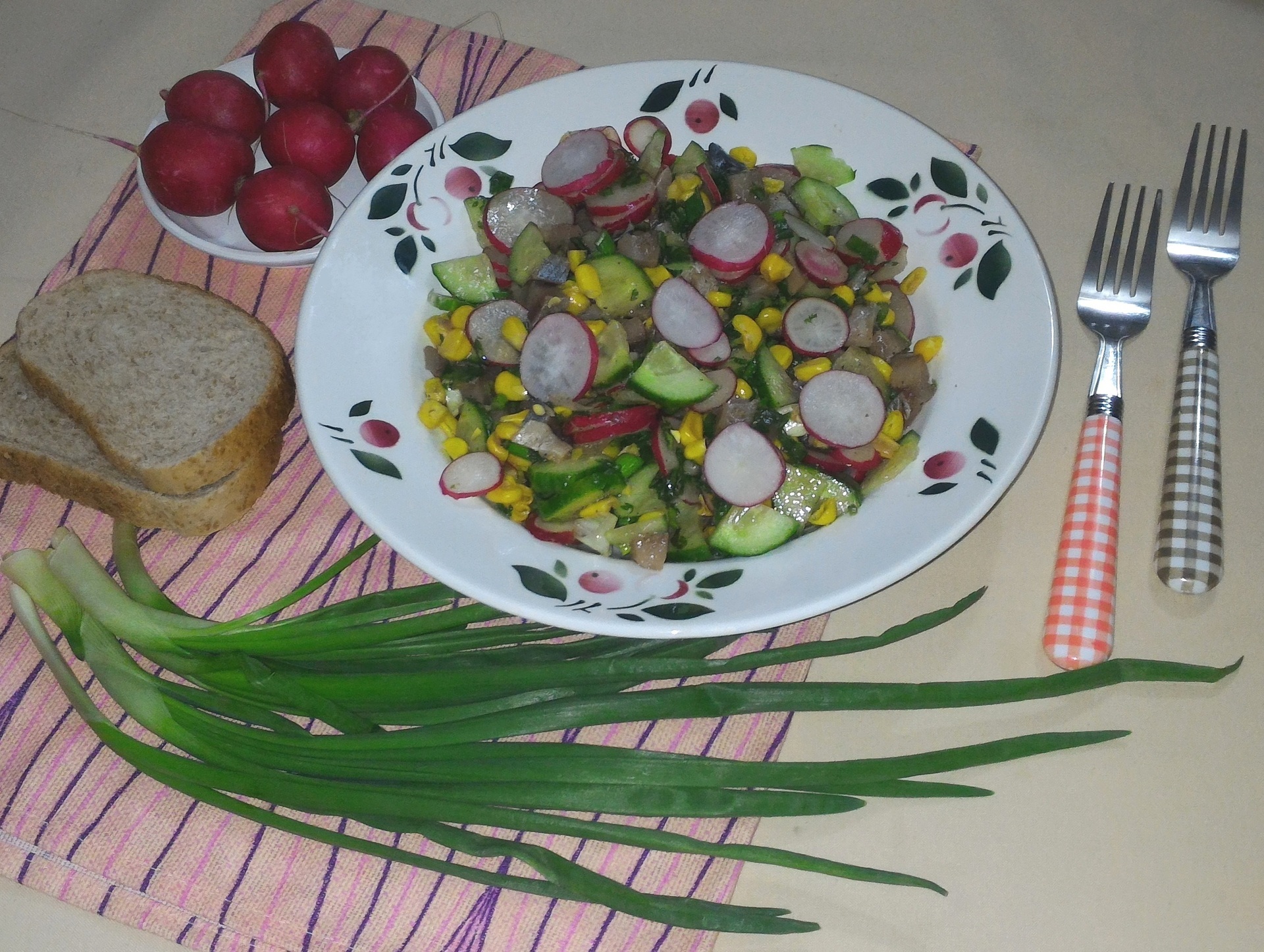 Фото к рецепту: Салат с редисом и селёдкой #постныйстол