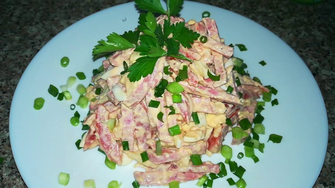 Фото к рецепту: Салат на праздник с колбасой