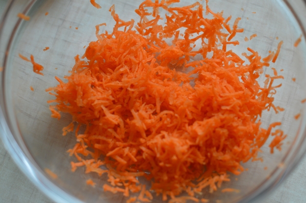 Творожные шарики с морковью и изюмом: шаг 1