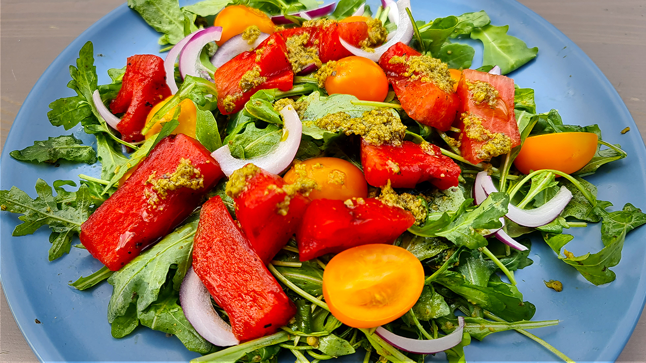 Фото к рецепту: Салат с арбузом гриль и овощами 