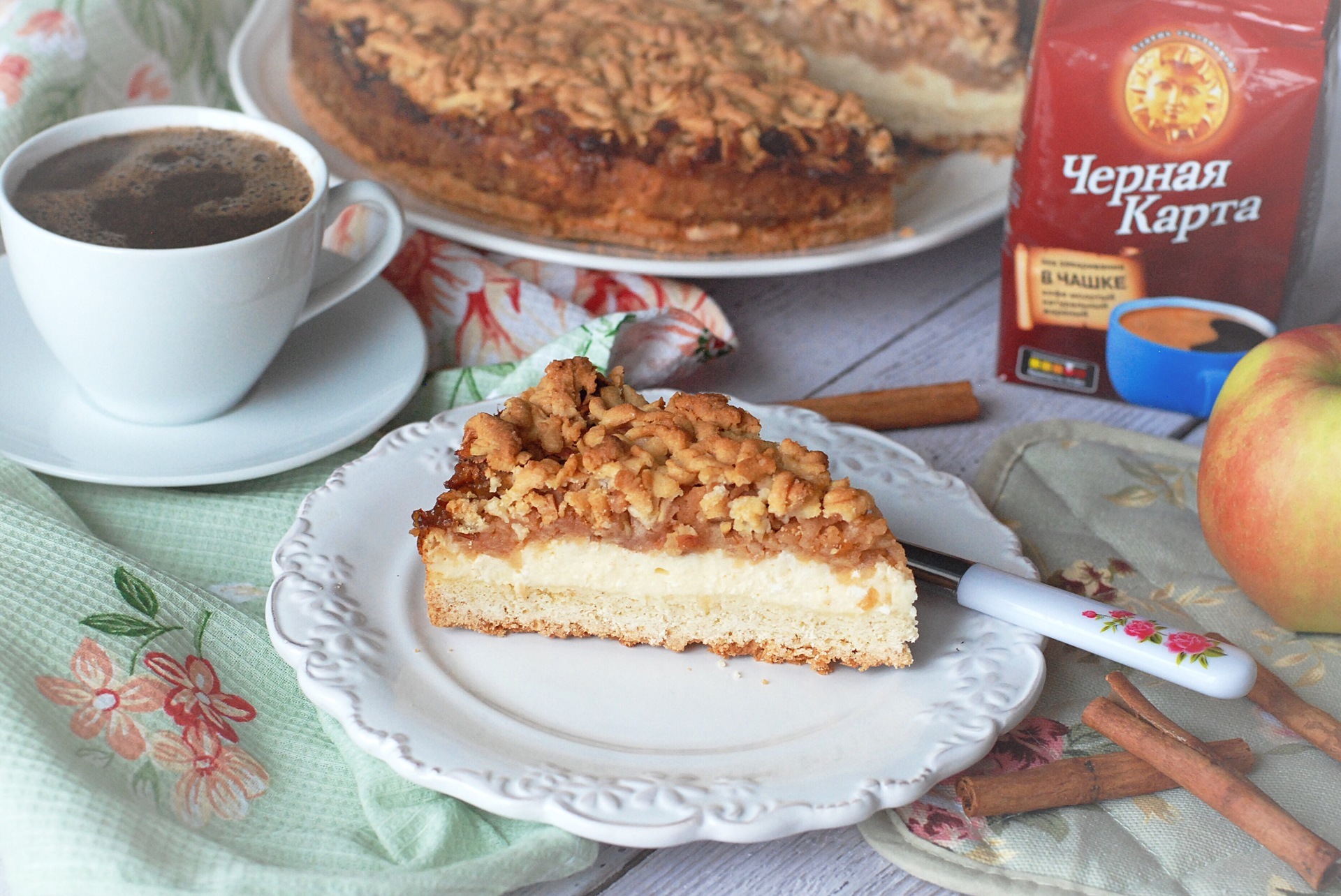 Фото к рецепту: Пирог с творожным и яблочно-финиковым слоями