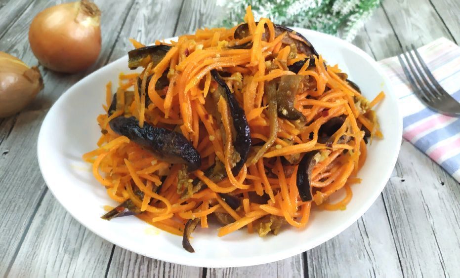 Фото к рецепту: Морковь по корейски с сушеными баклажанами