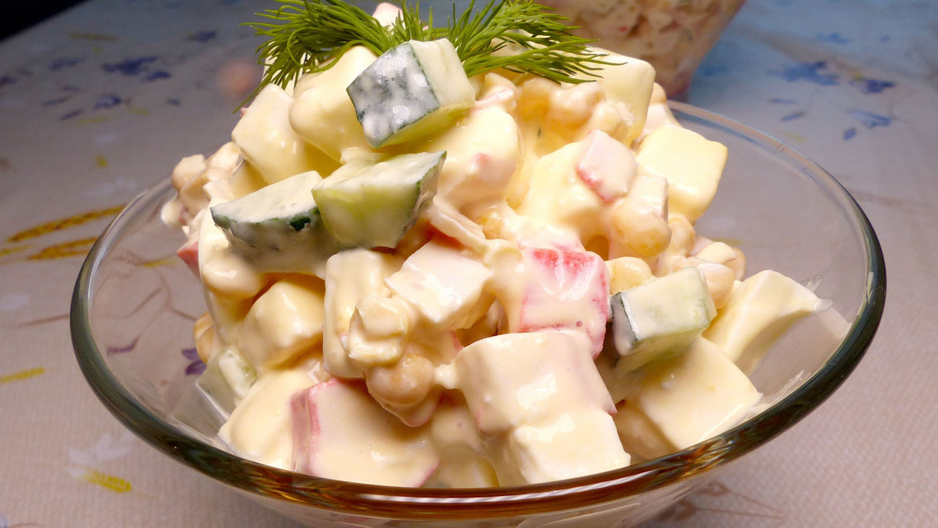 Фото к рецепту: Свежий салат с крабовыми палочками