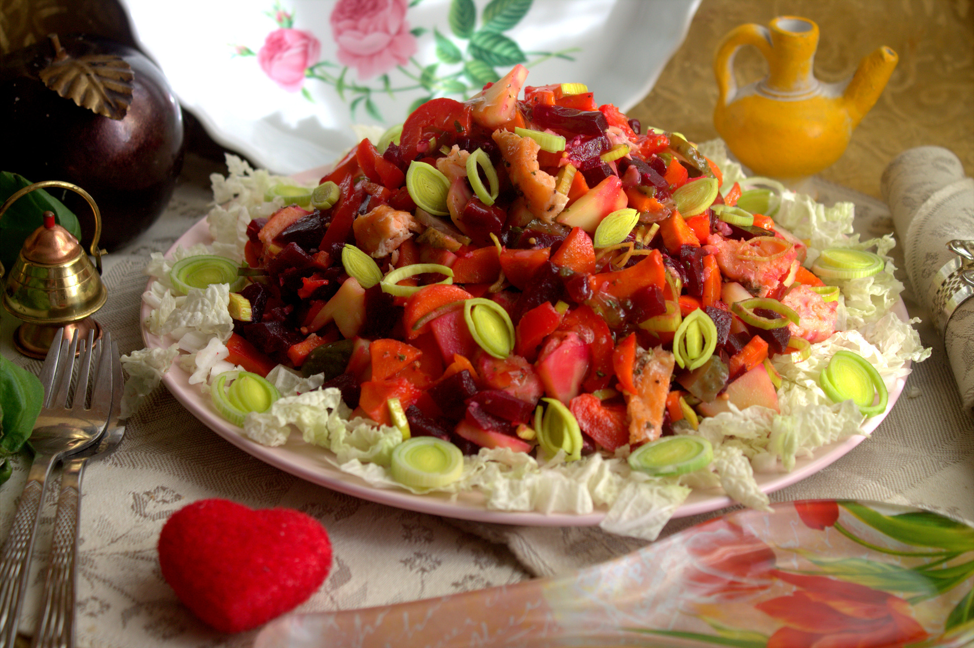 Фото к рецепту: Свекольный салат с рыбой