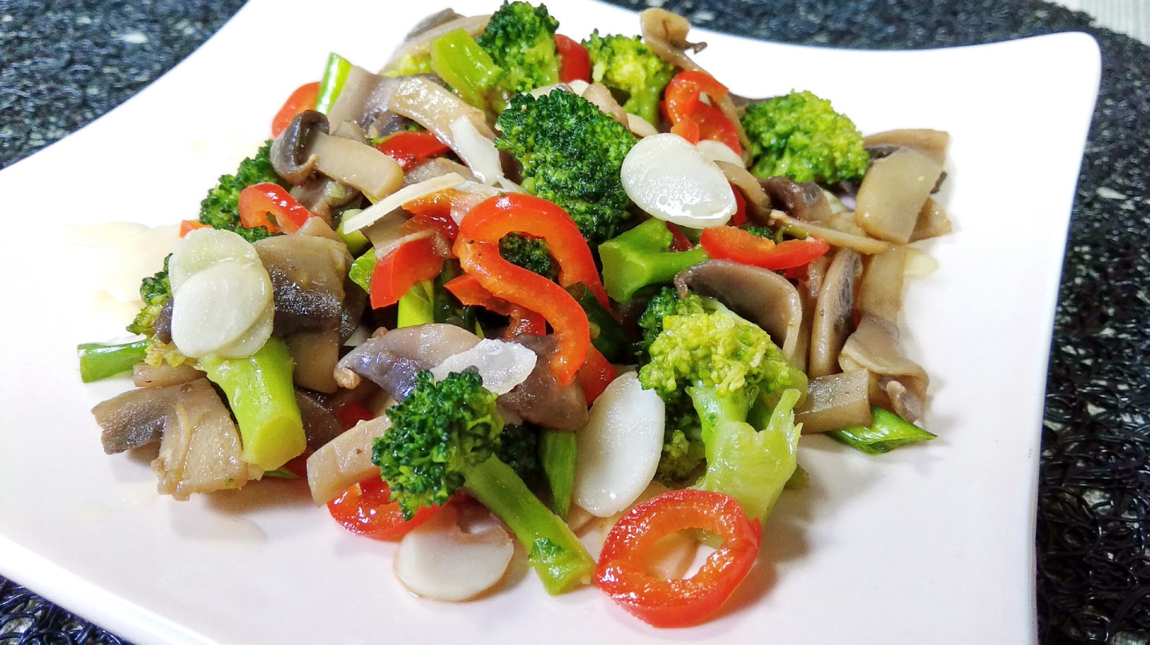Фото к рецепту: Салат с грибами и брокколи