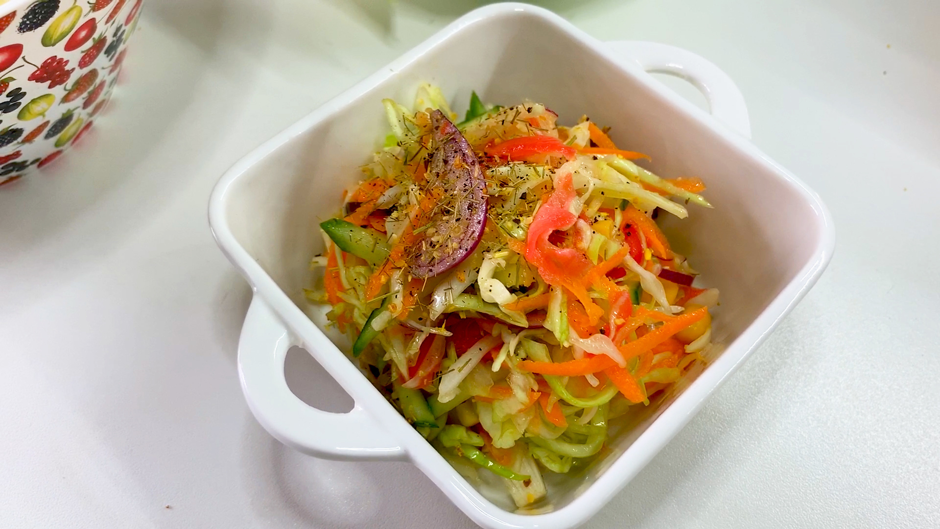 Фото к рецепту: Имбирный салат из капусты