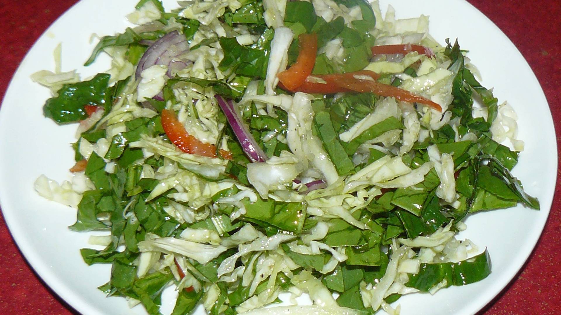 Фото к рецепту: Салат из капусты со шпинатом