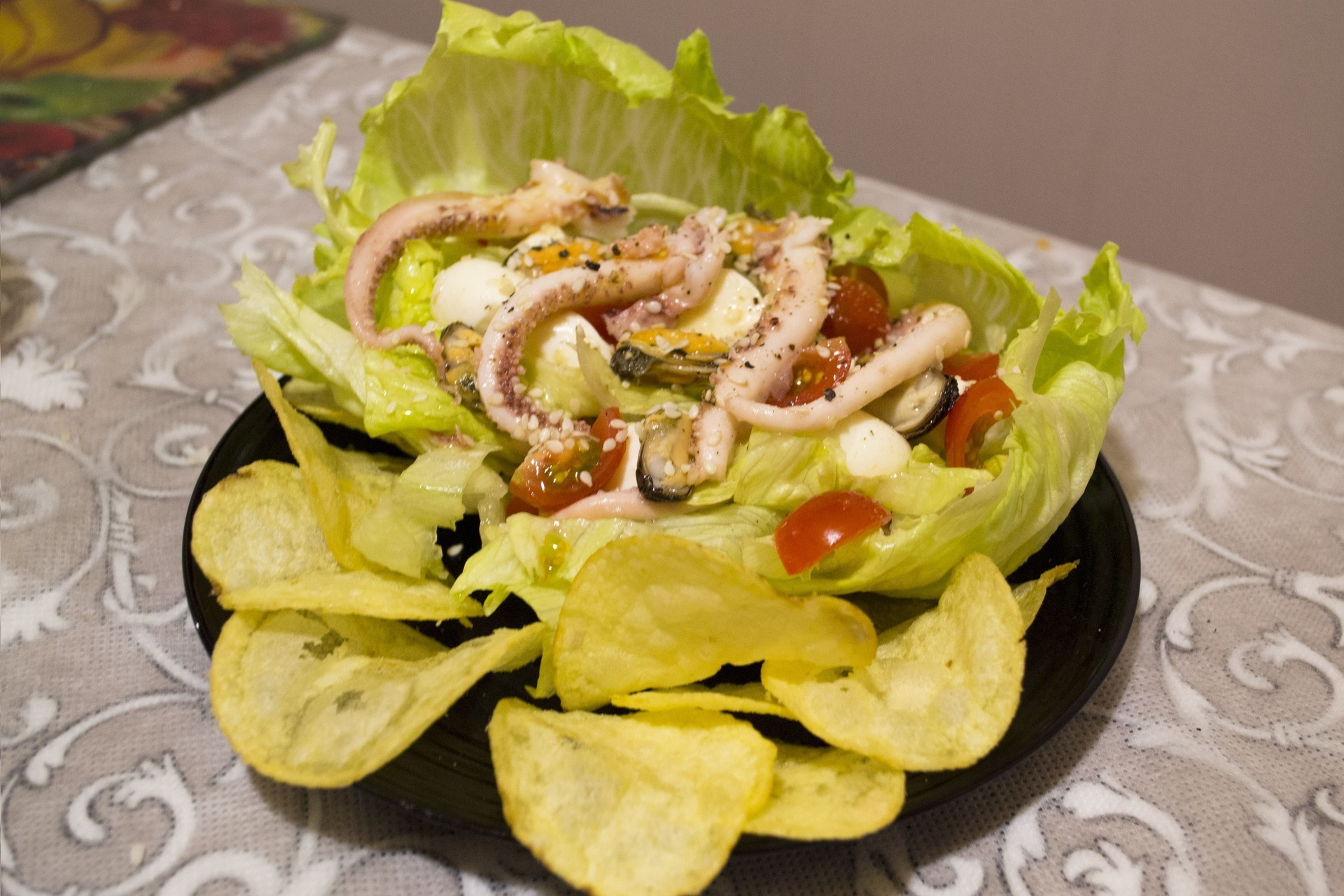 Фото к рецепту: Салат из кальмаров и мидий с чипсами "жемчужина моря"