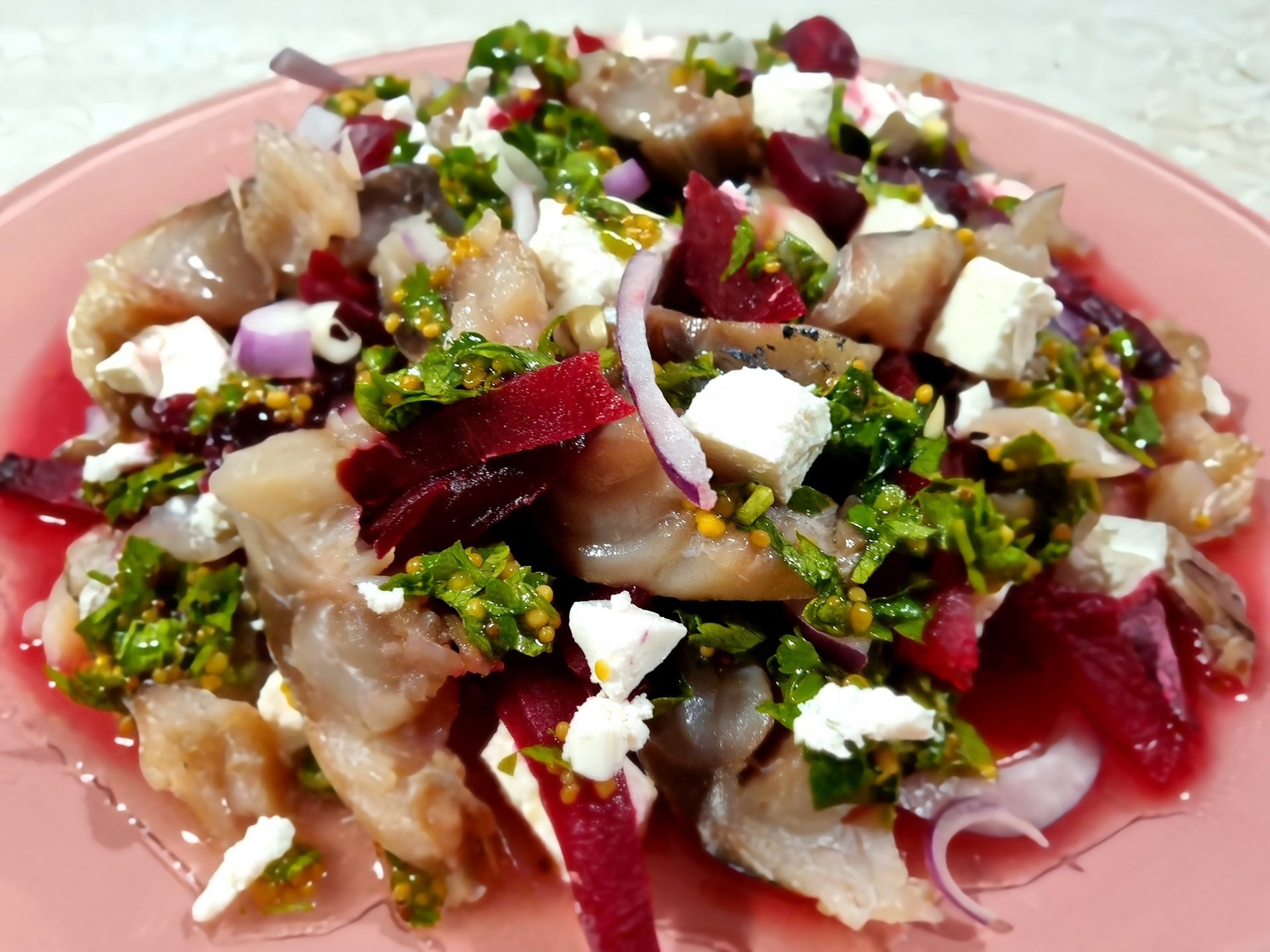 Фото к рецепту: Салат с фетой, свеклой и скумбрией