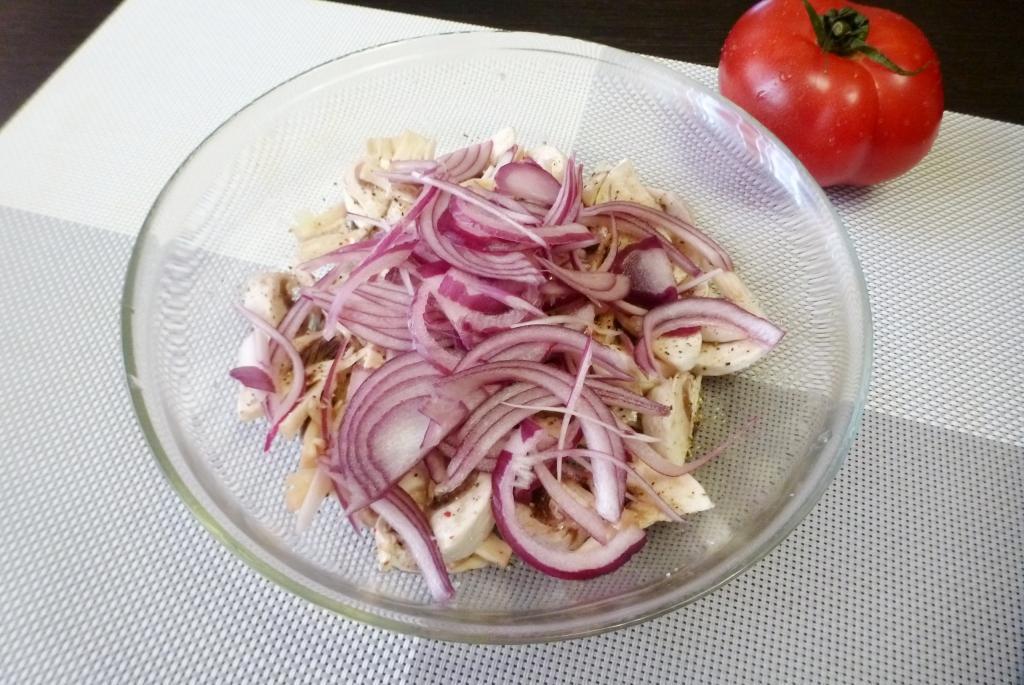Салат со свежими шампиньонами, помидорами и кедровыми орешками #блюдосизюминкой: шаг 2