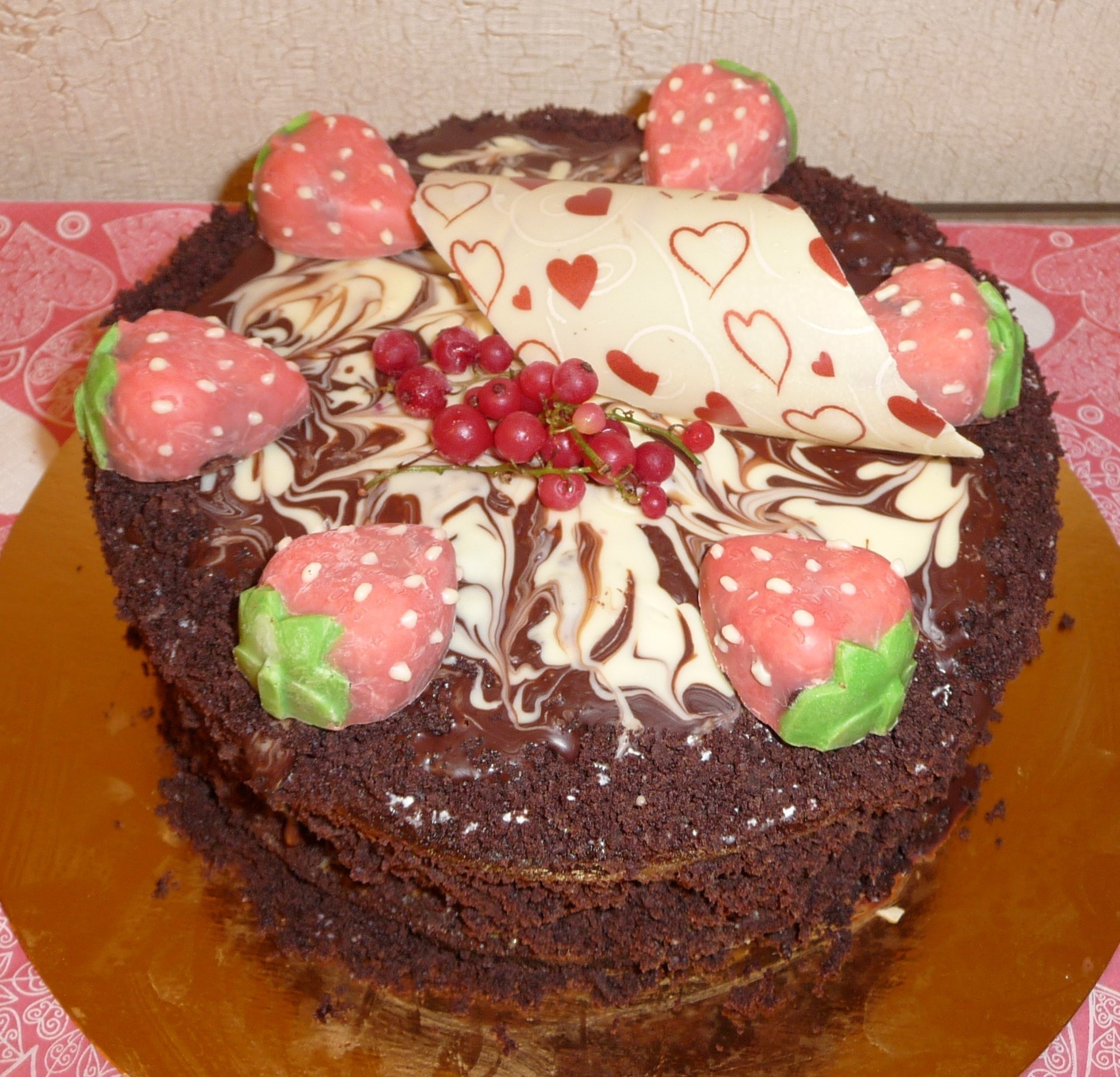 Фото к рецепту: Шоколадный торт с безе и шоколадныи конфетами "клубничка"