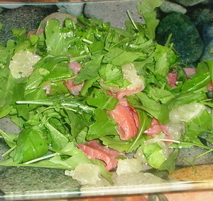 Фото к рецепту: Салат из рукколы с красной рыбой