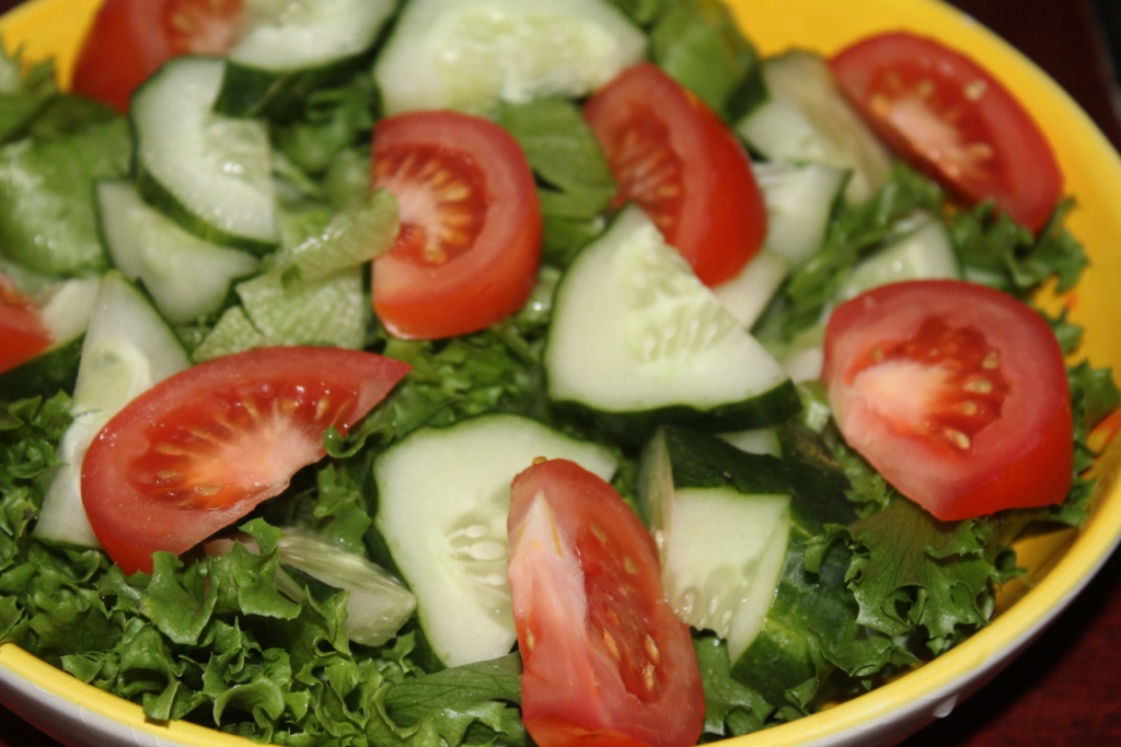 Овощной салат с фетой и каперсами: шаг 2