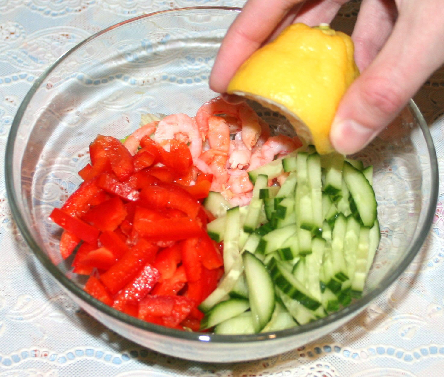 Овощной салат с креветками в тарталетках из лаваша: шаг 6