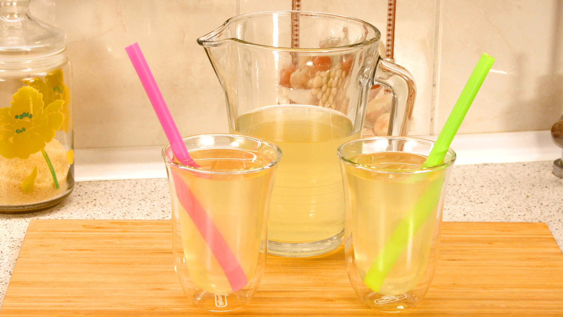 Фото к рецепту: Лимонно-имбирный напиток (чай) с мёдом: вкусный, полезный, согревающий и тонизирующий