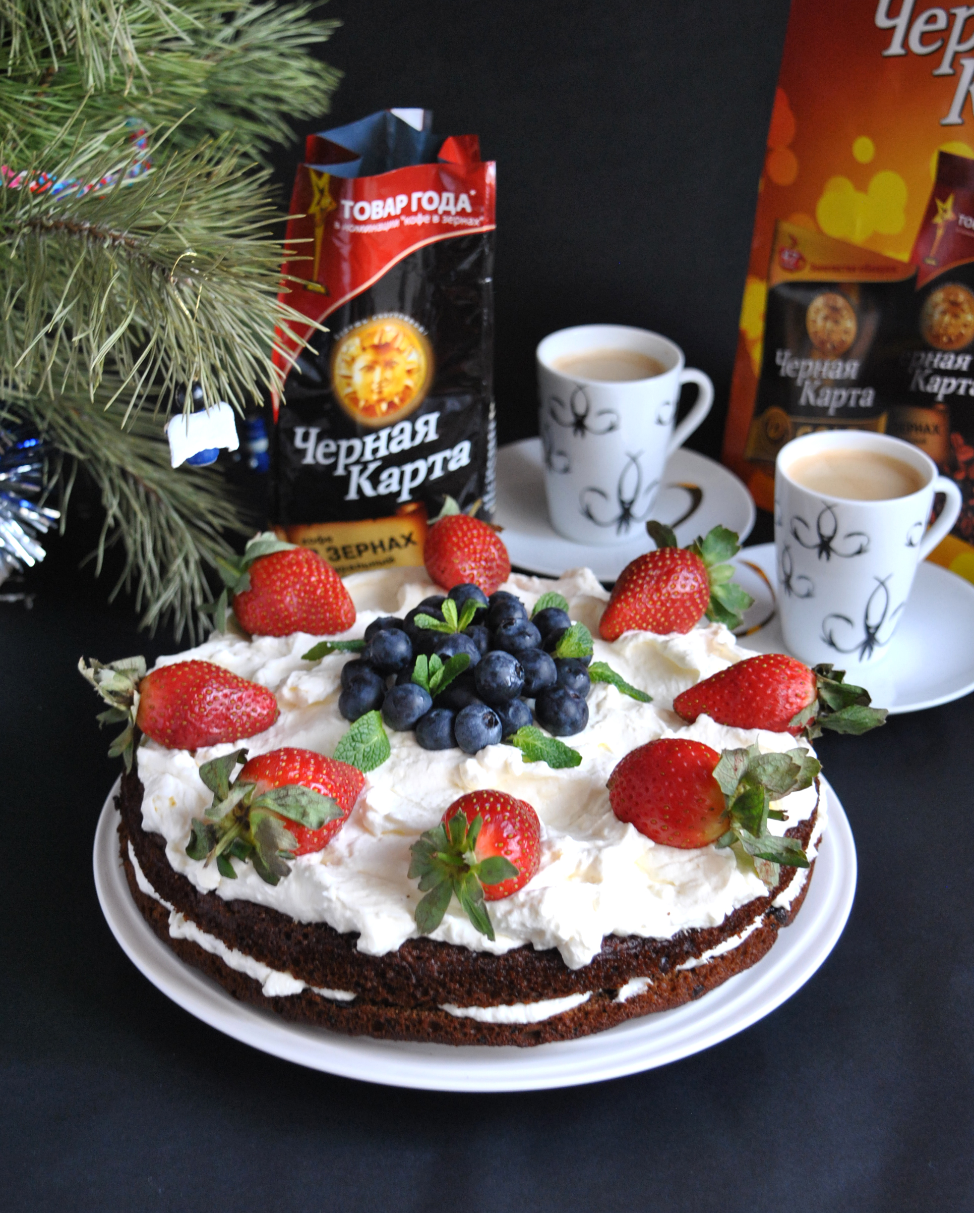 Праздничный торт зимняя сказка с сырным кремом и свежими ягодами