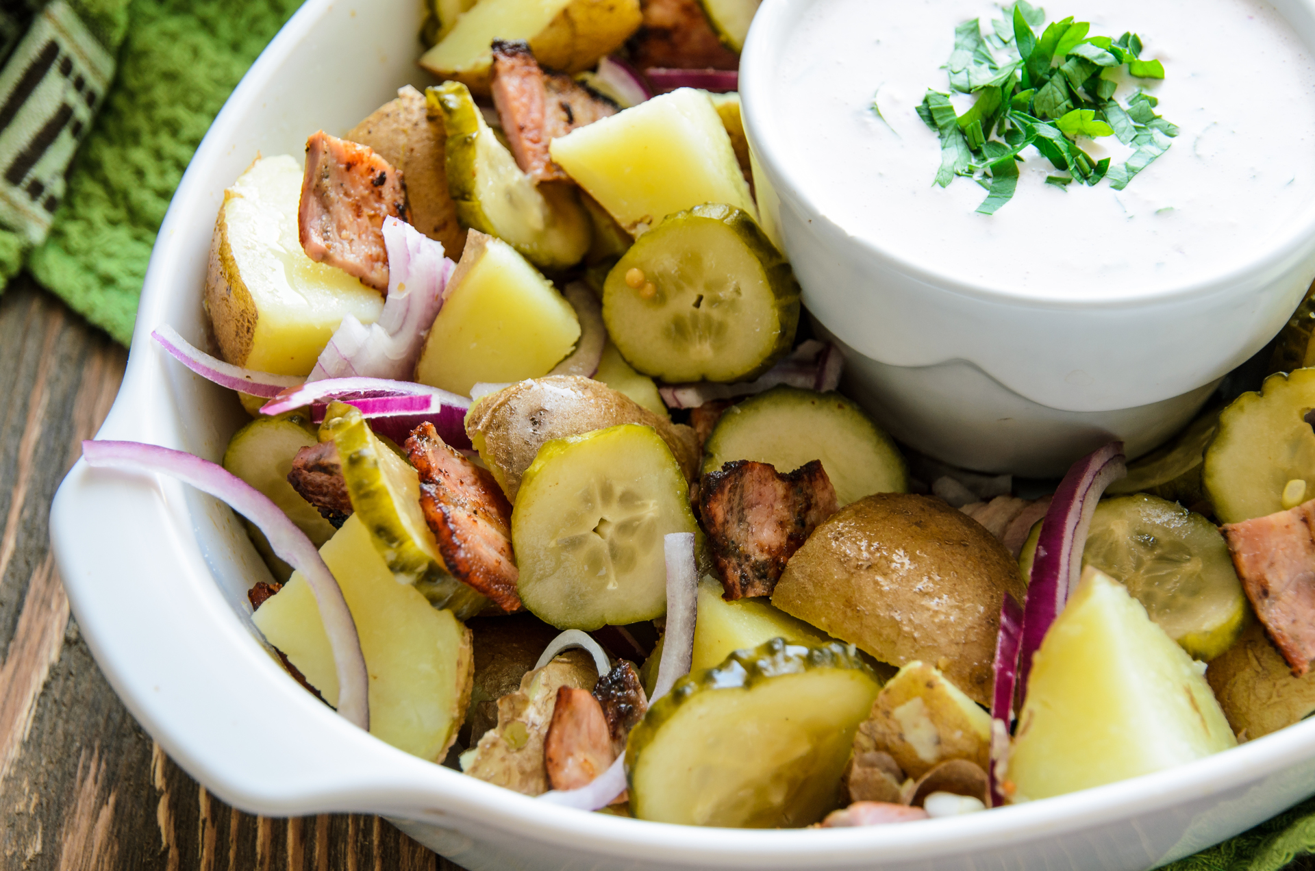 Фото к рецепту: Картофельный салат с беконом, огурцами и луком
