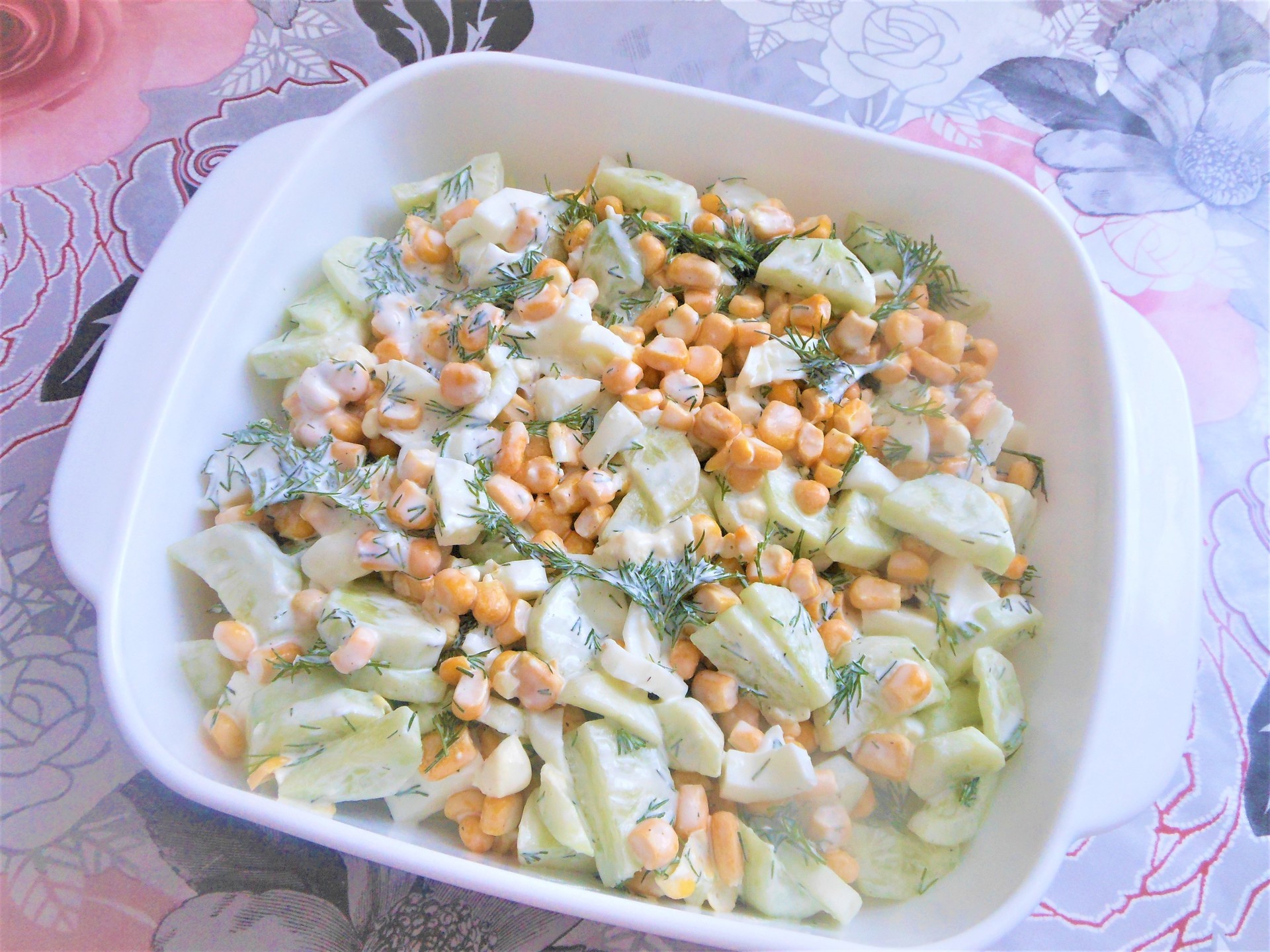 Фото к рецепту: Легкий салат с кукурузой и огурцом