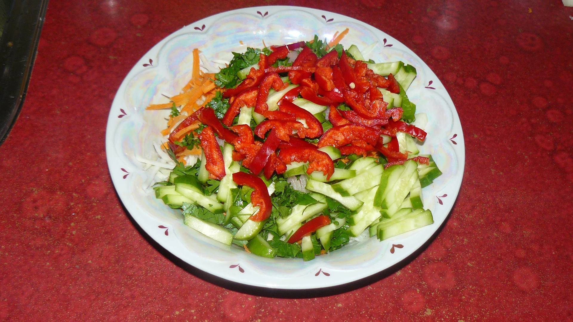 Фото к рецепту: Салат из кольраби