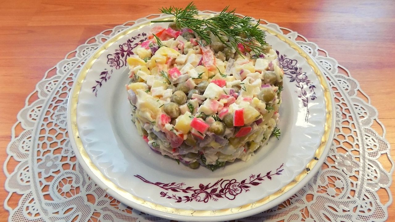 Фото к рецепту: Салат из крабовых палочек. с яйцом, сыром и зеленым горошком
