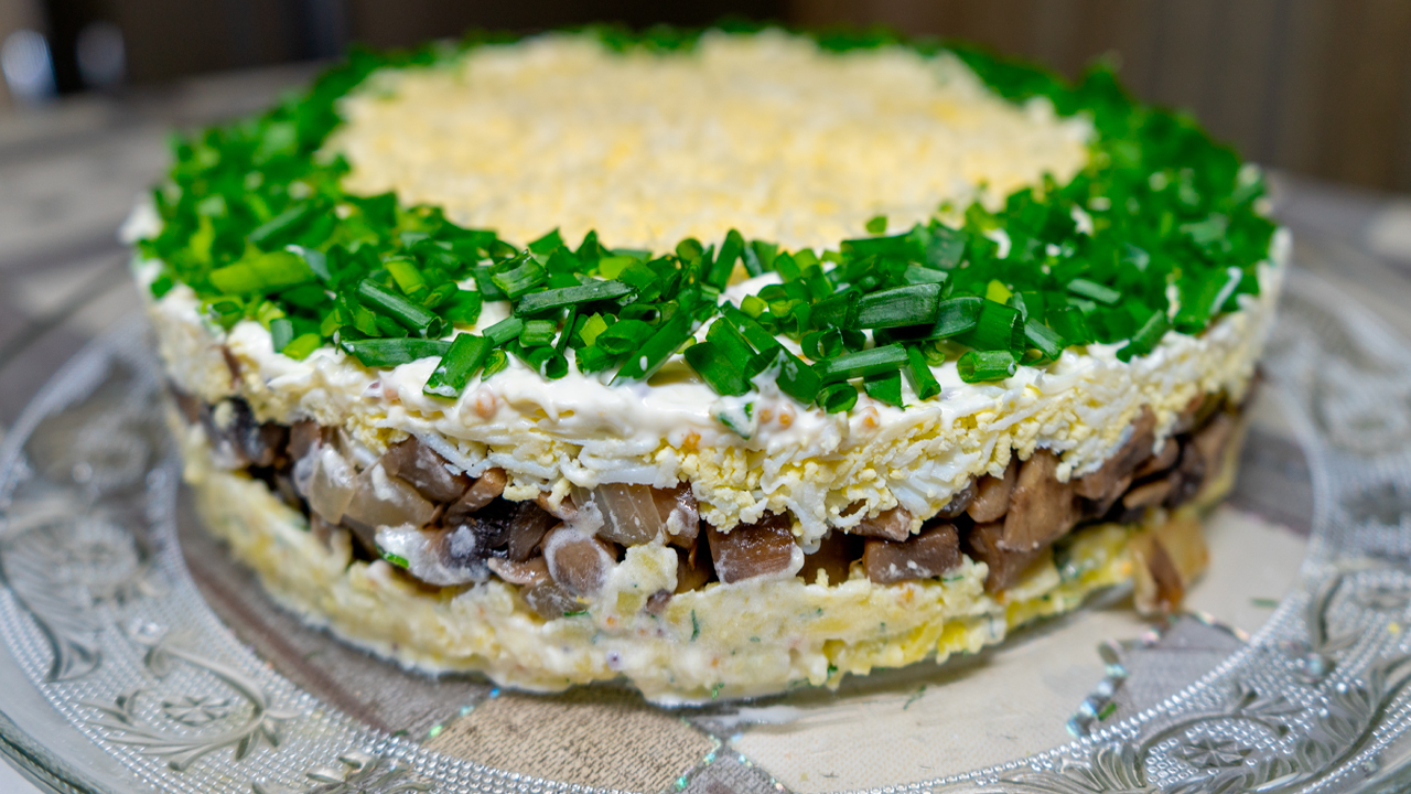 Фото к рецепту: Слоеный салат с шампиньонами
