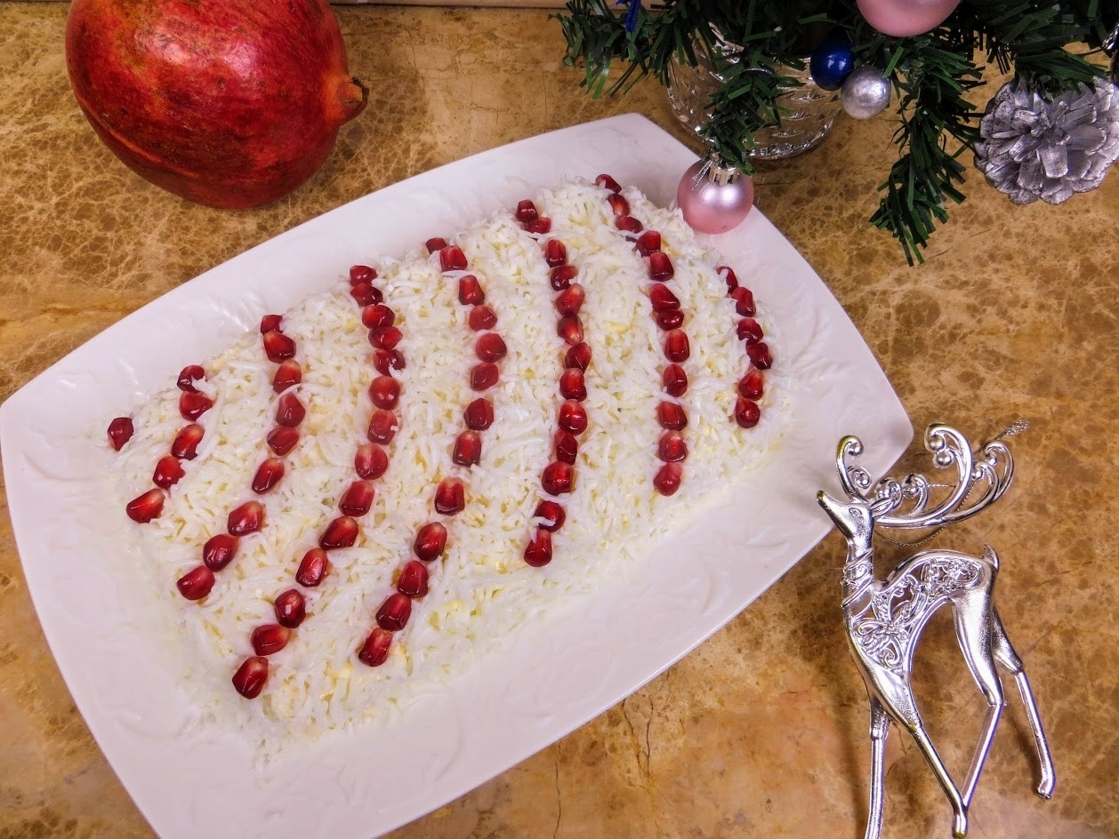 Фото к рецепту: Слоеный салат "бусы на снегу" на праздничный стол