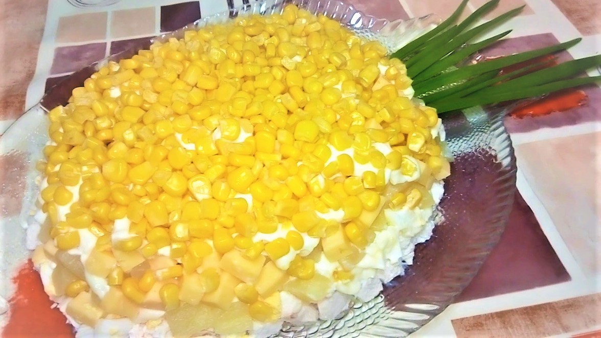 Фото к рецепту: салат "ананас" на праздничный стол.