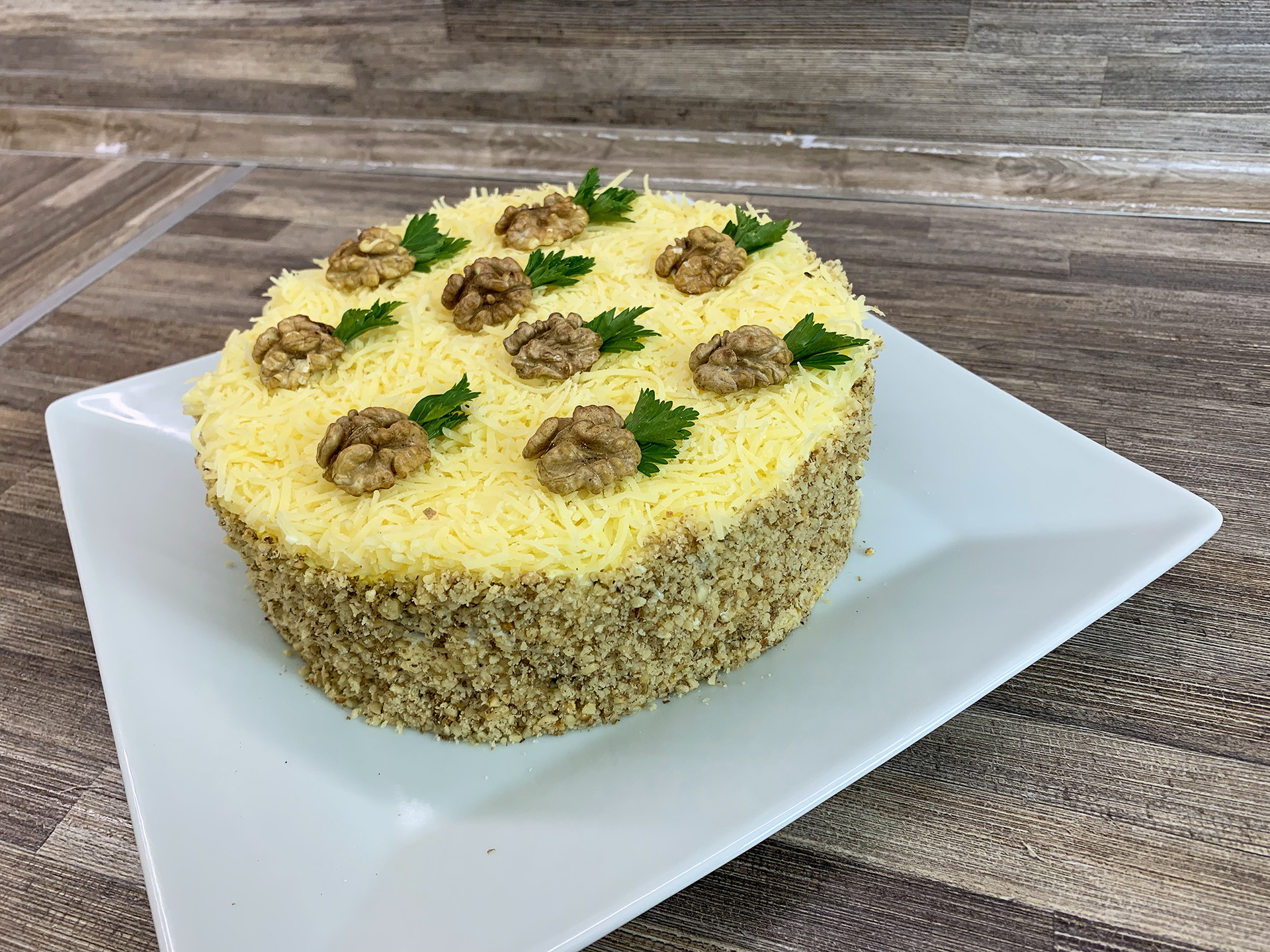 Фото к рецепту: Слоеный салат с курицей, грибами и ананасами в виде торта
