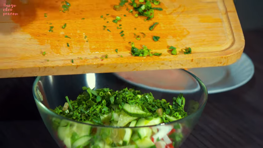 Салат из редиса, моркови и огурца с кукурузой: шаг 3